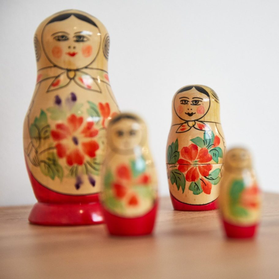 Bunte Matrjoschka-Puppen aus Holz als dekoratives Element