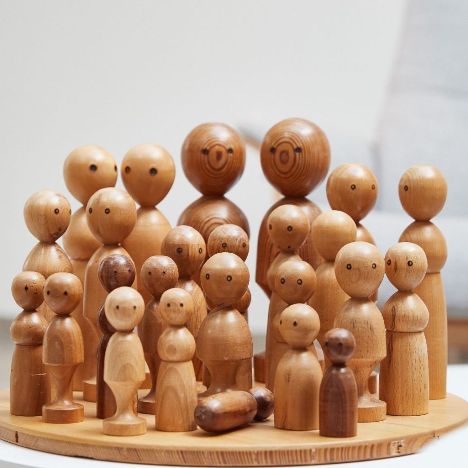 Familienbrett aus Holzfiguren im Coaching-Raum von Barbara Keßler