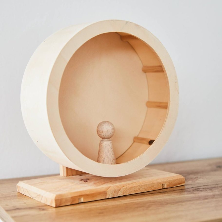 Hamsterrad mit einer kleinen Figur aus Holz